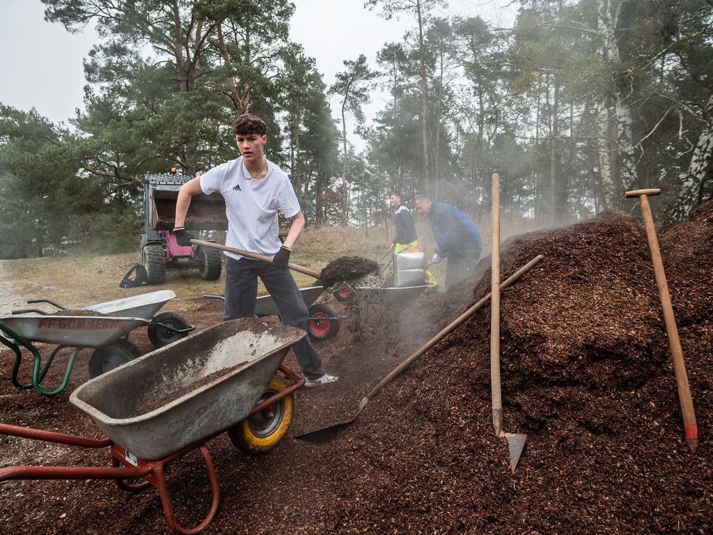 Von jung bis alt waren alle Generationen beim Arbeitseinsatz im Heidegarten in Gommern vertreten.