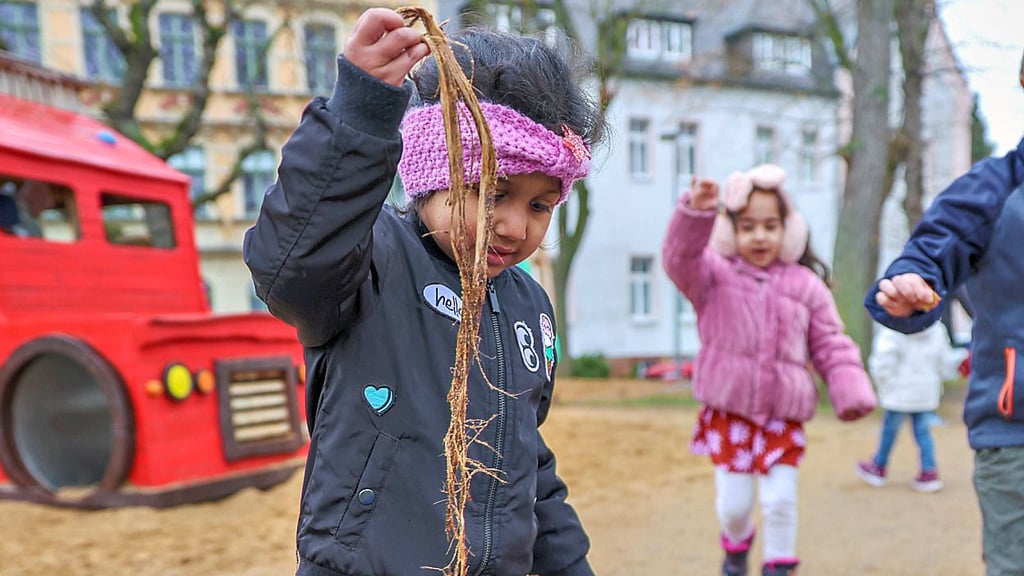 Am Freitag haben sich am Hirsemannplatz auch Kinder der Kita St. Elisabeth am Weißenfelser Frühjahrsputz beteiligt.