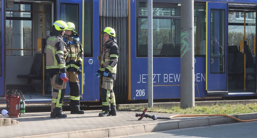 In einer Straßenbahn in Gera wurde eine Frau mit einer brennbaren Flüssigkeit übergossen und angezündet.