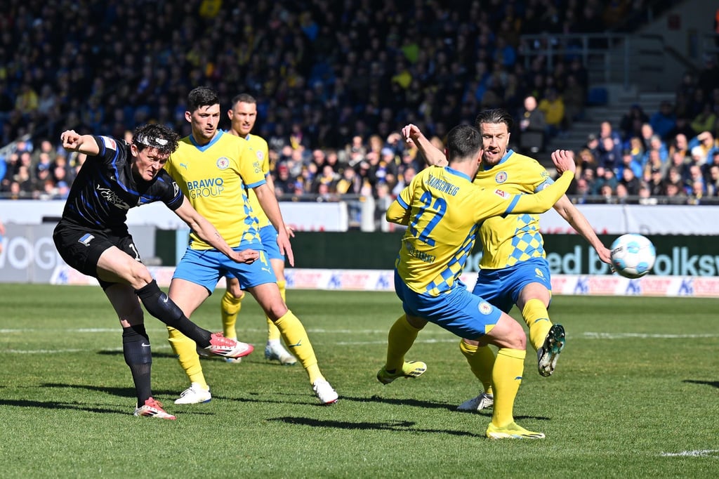 Gleich vier Braunschweiger können den Berliner Torschützen Fabian Reese nicht stoppen.