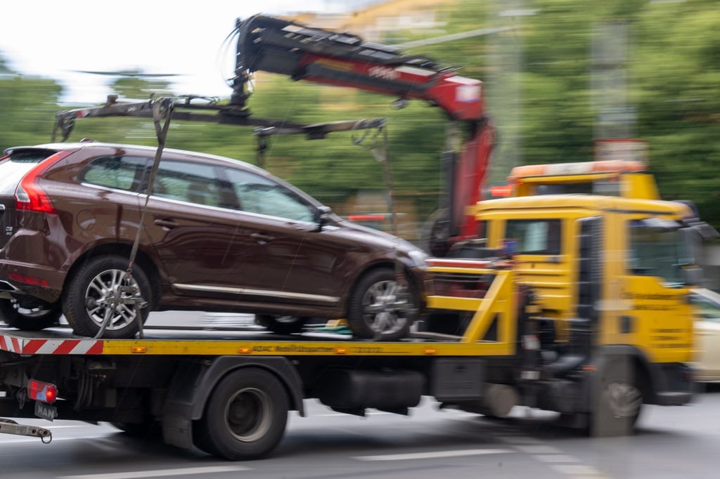 So weit hat es der Mann nicht kommen lassen - er befreite den Wagen noch aus dem Abschleppgeschirr. (Symbolbild)