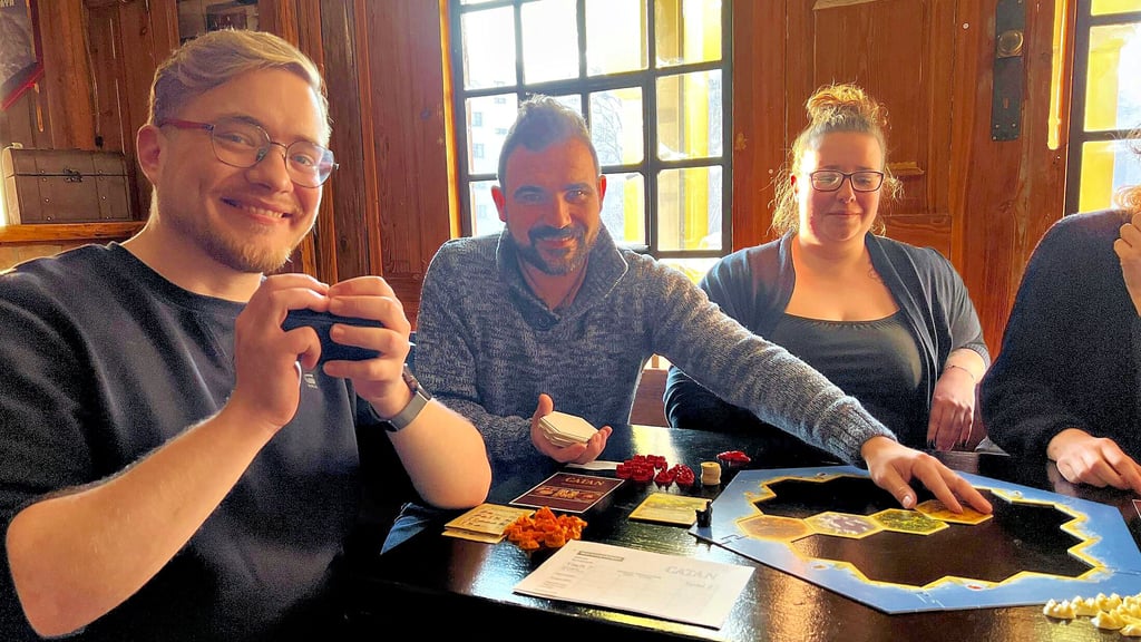 Julius Arndt (l.) und Martin Güttig haben eine Vorliebe für das Brettspiel "Die Siedler von Catan". Nun brachten sie ein Ranglistenturnier erstmalig nach Halle.