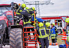 Die Rettung von Verletzten aus Landmaschinen gelingt den geübten Einsatzkräften der Feuerwehr problemlos.