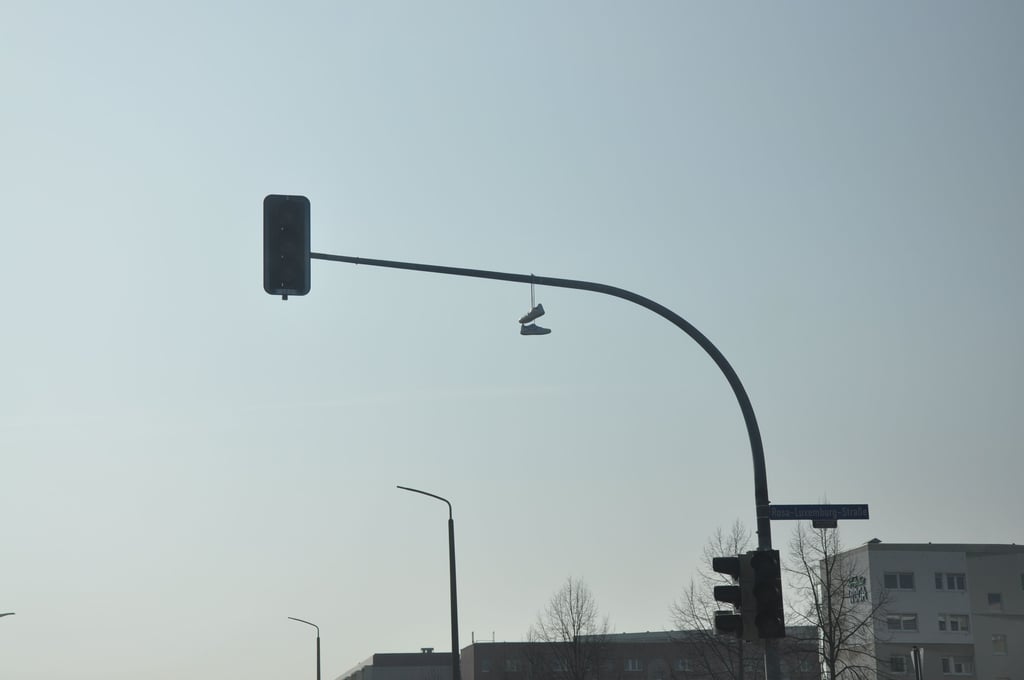 An der Stadtseeallee in Stendal hängt an einer Ampel ein Paar Schuhe.