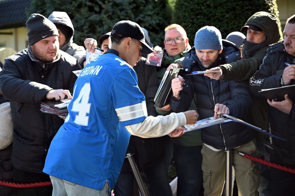 Im NFL-Look: Jamal Musiala kommt beim DFB-Hotel an.