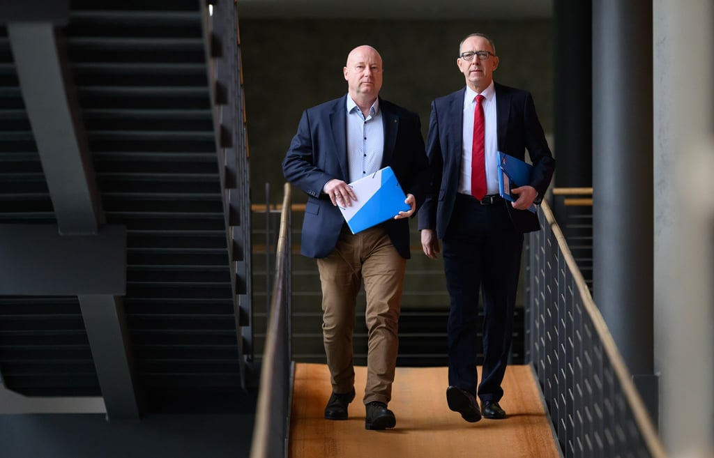 Der AfD-Fraktionsvorsitzende Jörg Urban (r) kritisiert das Vorgehen von CDU, SPD und Grünen. (Archivbild)