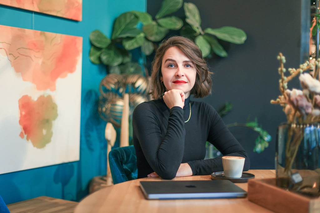 Sally Bo  Hattar: 2023 hat sie mit ihrer Website „a safe place“ eine Plattform geschaffen, die Spenden für dringend benötigte Plätze im Frauenschutzhaus sammelt. Ein Tag Schutz kostet rund 16 Euro – eine Hürde, die viele Frauen in akuten Krisen ohne Unterstützung kaum bewältigen können. In den vergangenen zwei Jahren sind auf diese Weise mehr als 30.000 Euro zusammengekommen. 