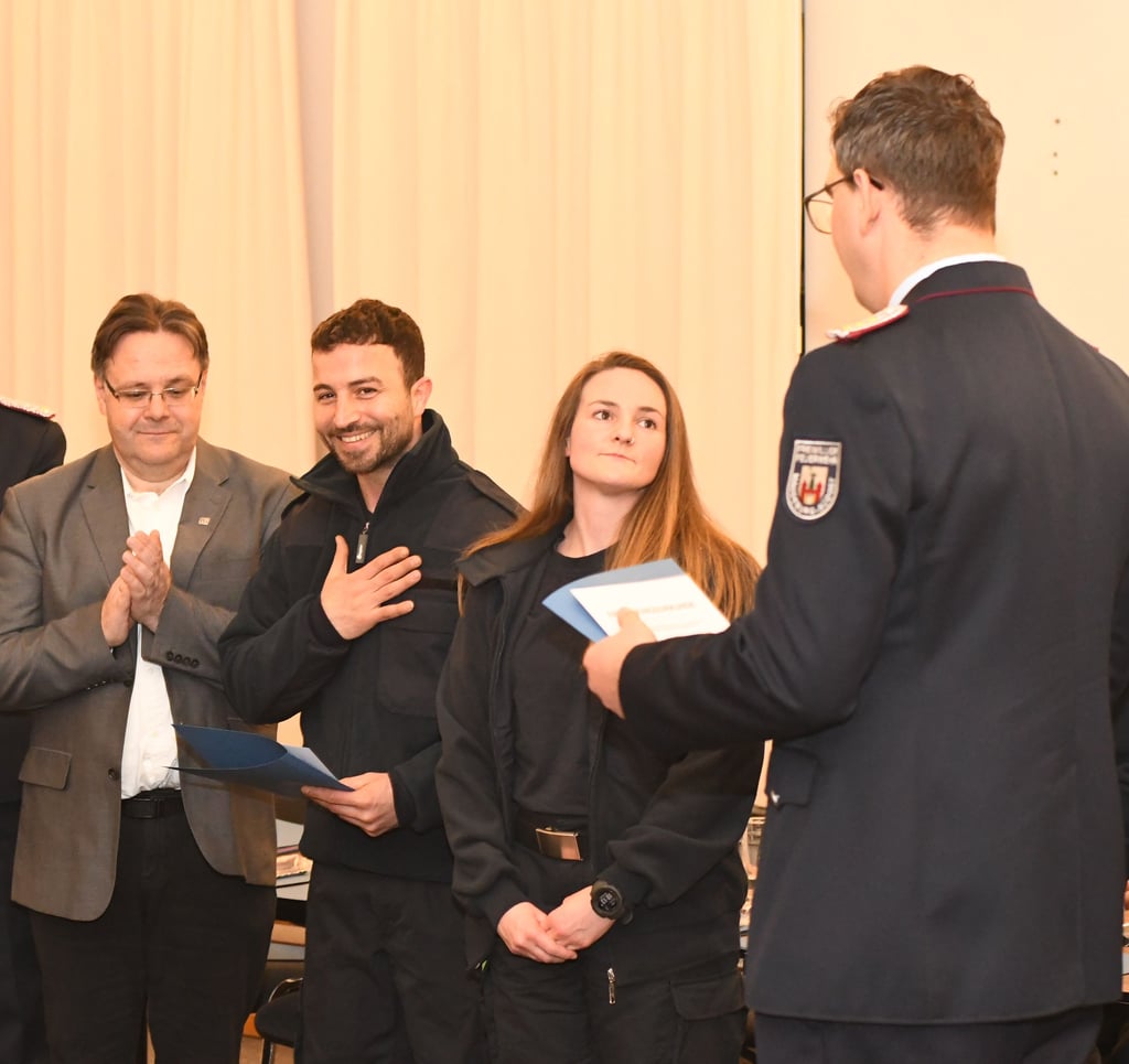 Hier überreicht Gerald Wiesner (r.) die Beförderung zur Feuerwehrfrau an Maria Schmidt sowie zum Feuerwehrmann an  Sepehr Setayeshjo.  Das würdigt auch Magdeburgs Ordnungsbeigeordneter Ronni Krug (l.). 