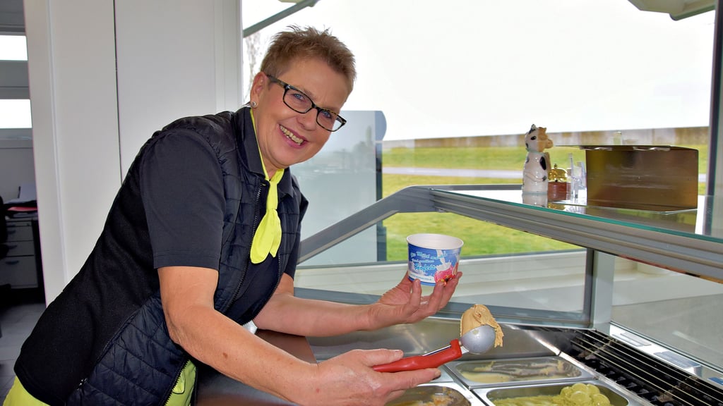 Der Frühling kommt und damit die Eis-Saison: Bärbel Mühlbach von der Eismanufaktur Mauken hat eine neue Sorte im Angebot – eine Mischung aus süß und etwas scharf.