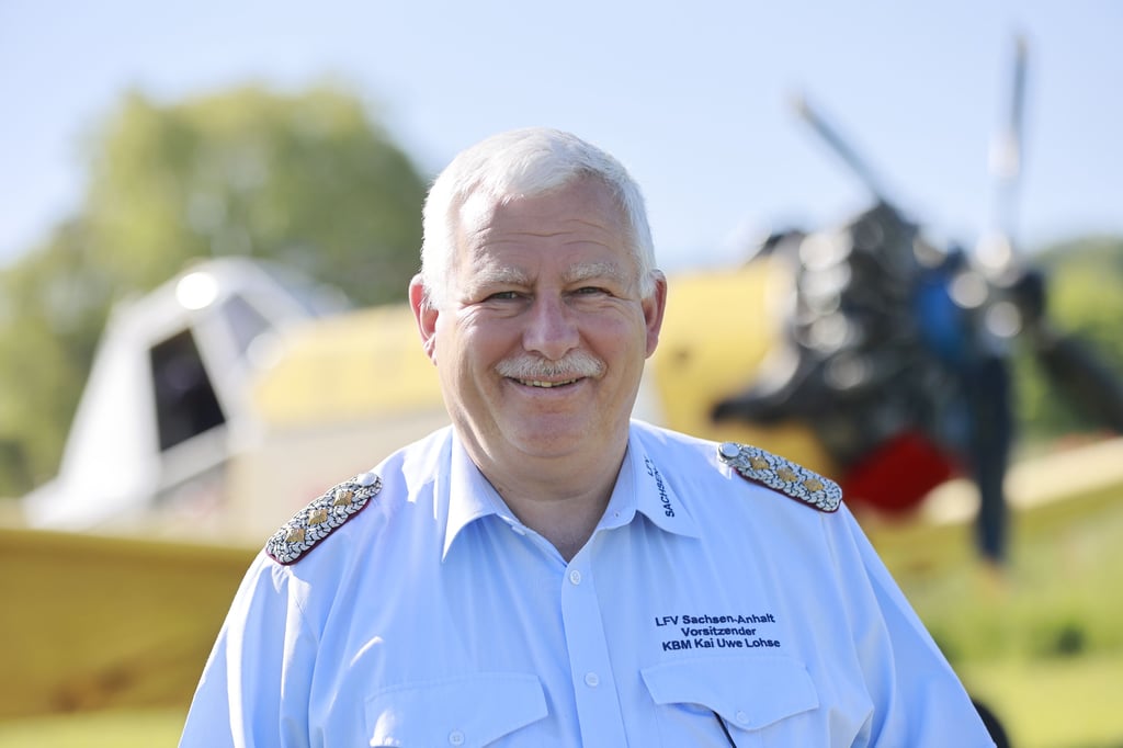 Kreisbrandmeister Kai-Uwe Lohse vor dem Löschflugzeug, dass der Harzkreis betreibt.