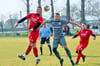 Kopfballduell zwischen BSV-Akteur Mathias Engel (l.) und dem Nebraer Tobias Breuer. Die Baumersrodaer übernehmen in der hiesigen Kreisliga-Staffel vorerst die Spitzenposition.