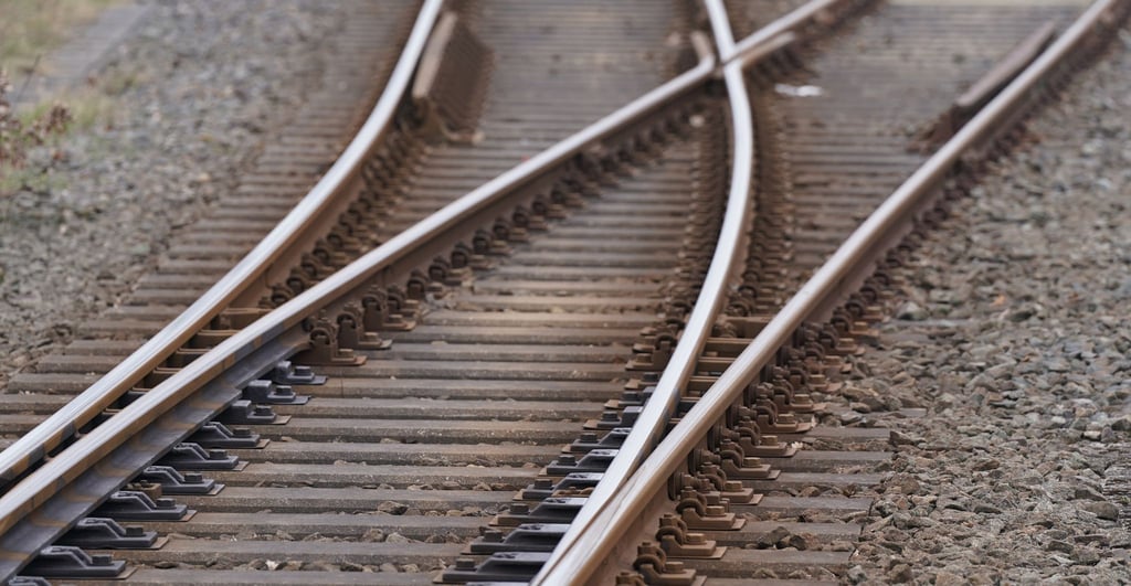 Zwei Jungs haben sich direkt an einem Bahngleis eine Sitzecke gebaut. (Symbolbild)