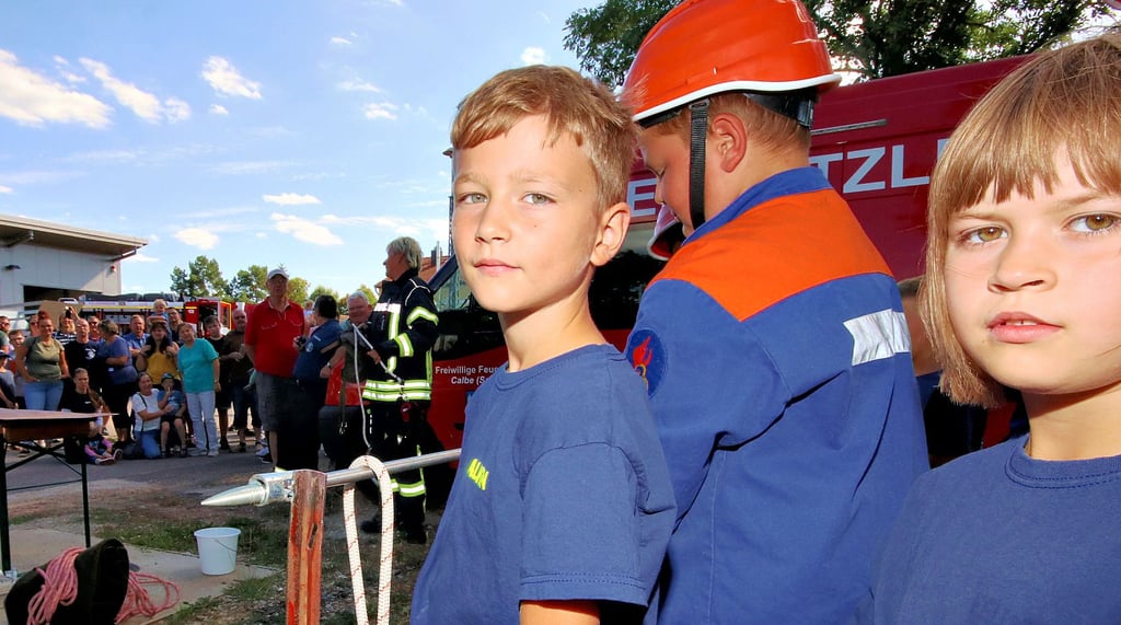 Die Jugendfeuerwehr der Stadt Calbe bei einer Veranstaltung in der Ortschaft Schwarz. Mit 37 Kindern und Jugendlichen engagiert sich die Jugendfeuerwehr aktiv, doch die Kapazitätsgrenzen sind erreicht, und die Suche nach weiteren Einsatzkräften wird zunehmend dringlicher.