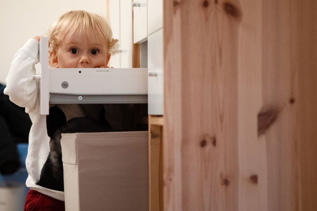 Kinder sind neugierig. Reinigungsmittel und Medikamente sollten daher außerhalb ihrer Reichweite sicher verwahrt werden.