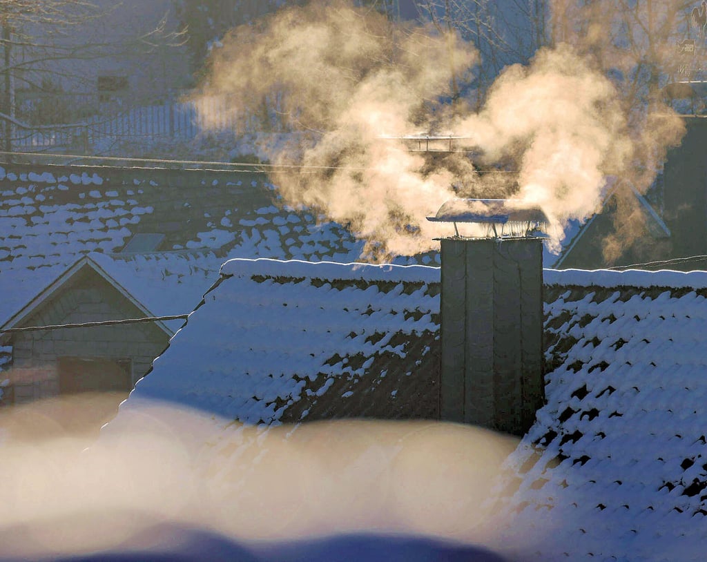Auch Holz- und Kohlefeuerungen tragen in den Wintermonaten zu einer schlechteren Luftqualität bei.