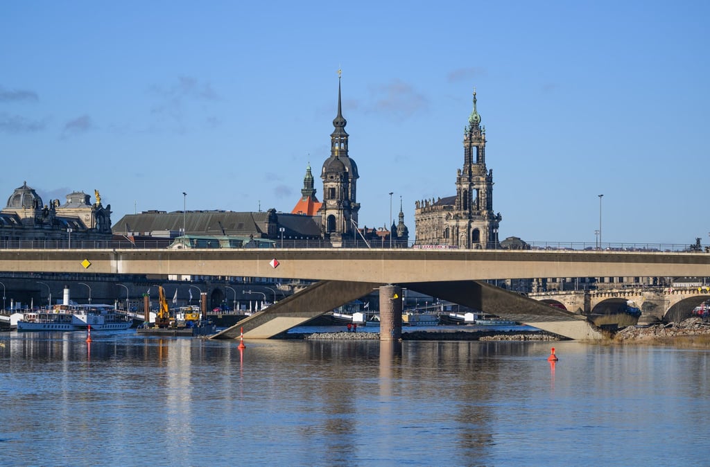 Seit vergangener Woche wird auch in der Elbe nach Kampfmitteln gesucht.