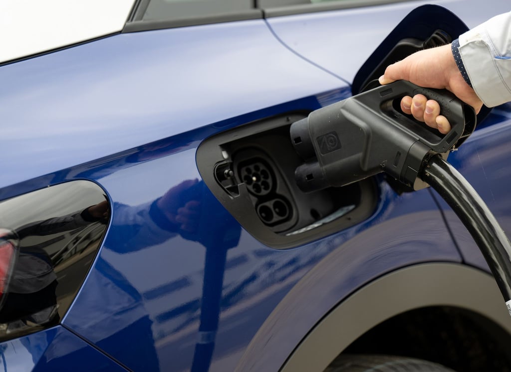 Fehlende Kaufanreize und hohe Energiekosten bremsen laut Branchenvertretern den Umstieg auf das Elektroauto aus. (Archivbild)