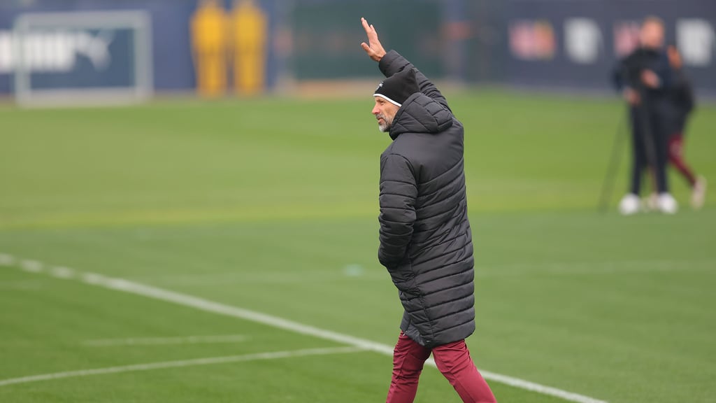 Marco Rose grüßt RB-Fans beim öffentlichen Training zur letzten Länderspielpause November 2024