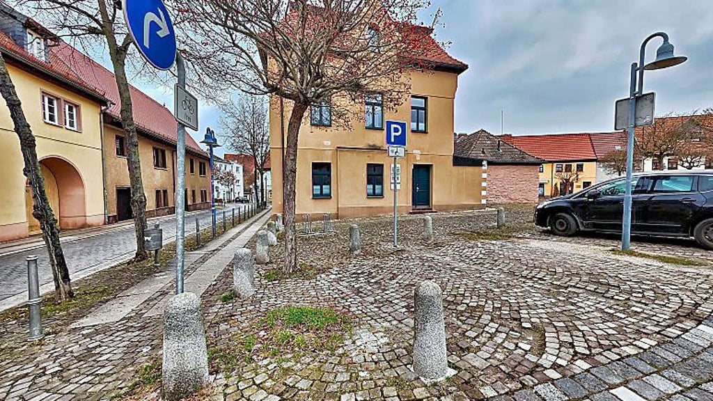 Blick auf den Stein des Anstoßes, den neuen Behindertenparkplatz am Sangerhäuser Vorwerk. Anwohner Gerald Neuschl hat jetzt Beschwerde beim Landkreis eingelegt.