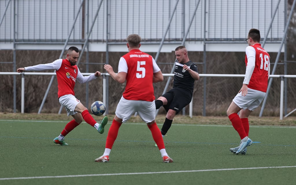 Waren allesamt traurig nach der Partie: Philipp Sevcov (v. l.), Dominic Metzger und Leon Probst vom FC Zukunft sowie Michael Müller.