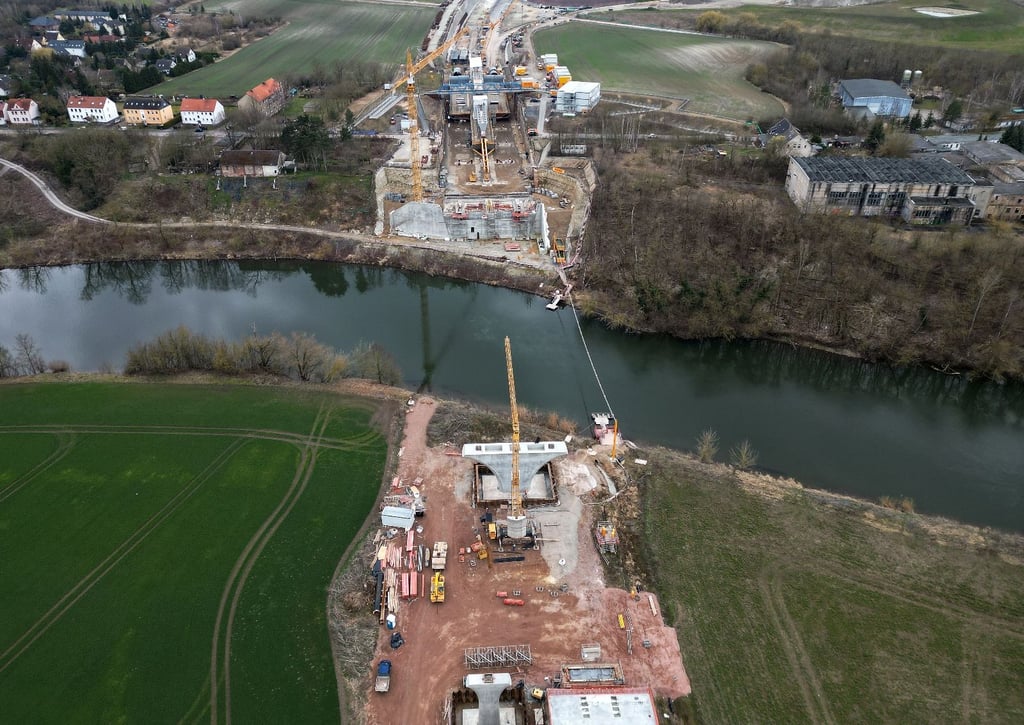 Die Brücke über die Saale an der Autobahn A143 bei Schiepzig nimmt Form an. Im Juli soll die Strombrücke über die Saale geschoben werden.