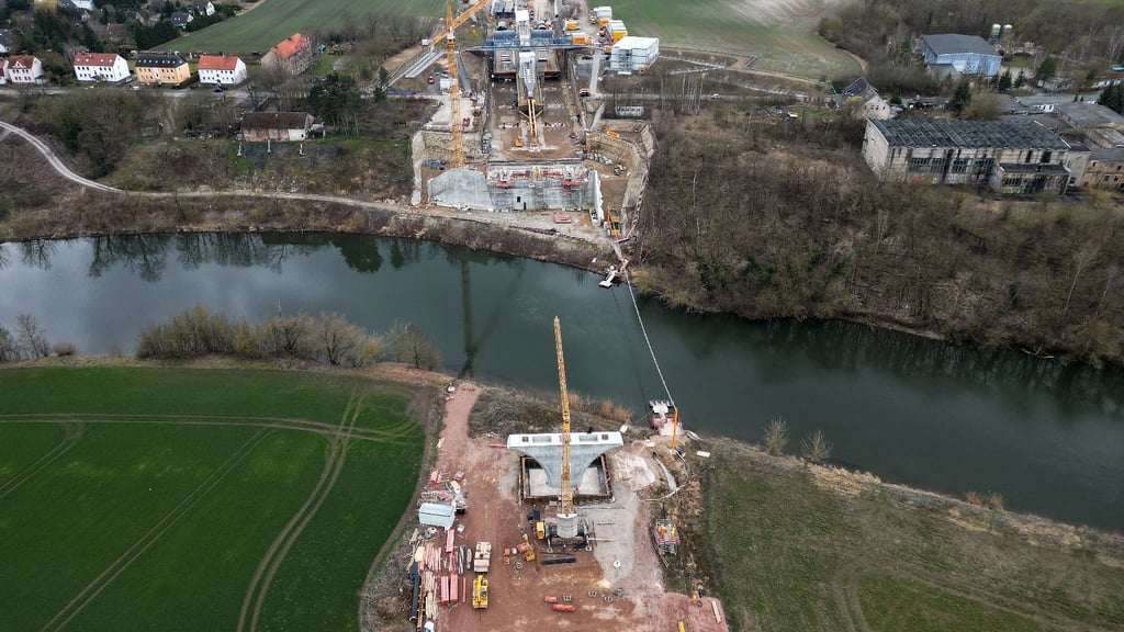 Die Brücke über die Saale an der Autobahn A143 bei Schiepzig nimmt Form an. Im Juli soll die Strombrücke über die Saale geschoben werden.