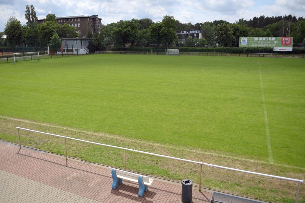 In Berlin ist ein Amateurfußballspiel wegen einer gewalttätigen Auseinandersetzung unter den Spielern abgebrochen worden.