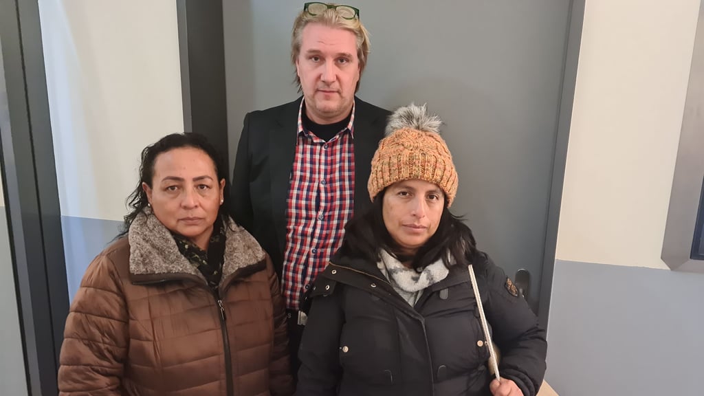 Die Peruanerinnen Melani Martinez (r.), Ysabel Roxana Sanchez und Falko Schille von der Sprachschule "JAM", der die Frauen betreut.