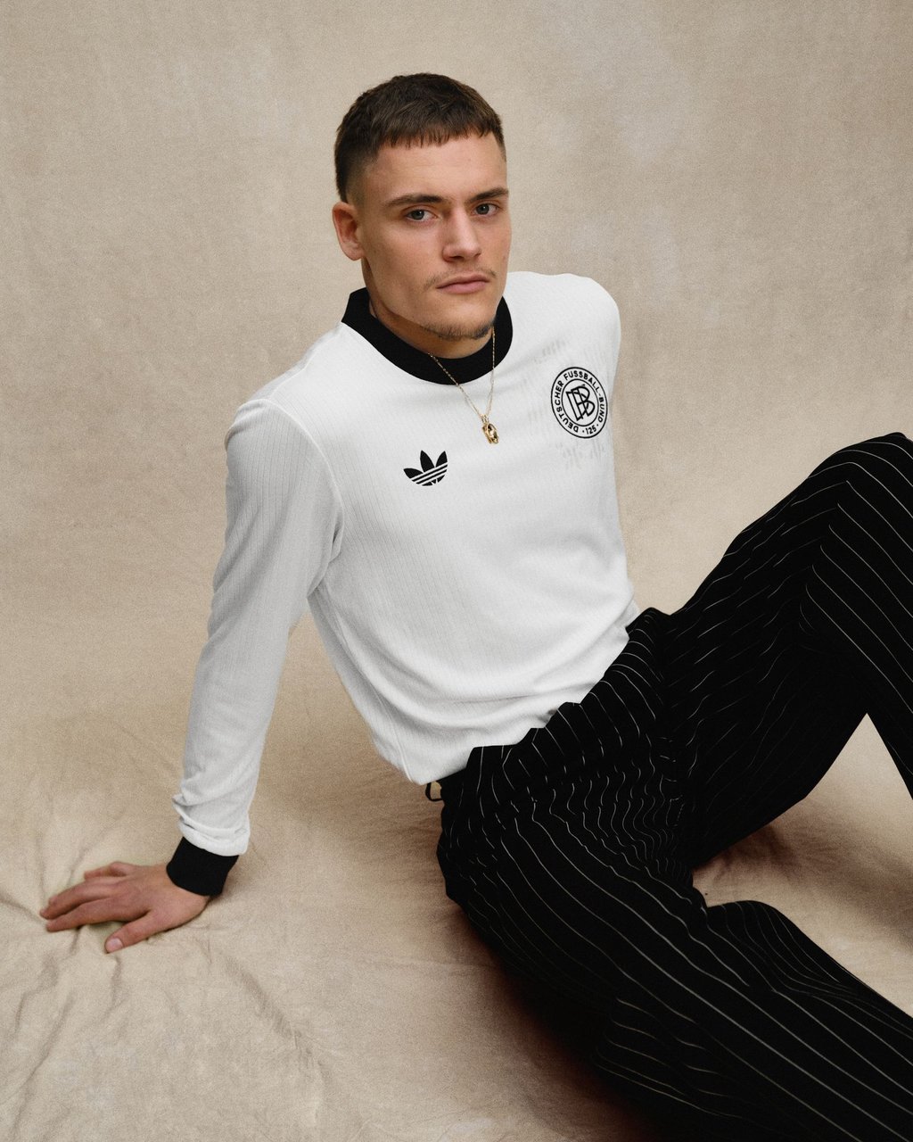 Florian Wirtz posiert mit dem DFB-Retro-Trikot.