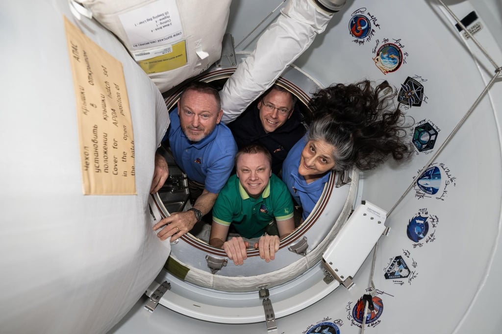 Die Mitglieder der „Crew-9“: im Uhrzeigersinn von links: Barry „Butch“ Wilmore, Nick Hague und Suni Williams und Alexander Gorbunow