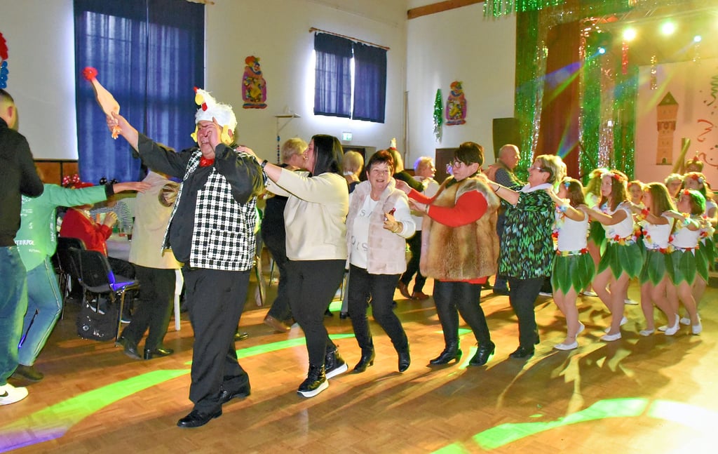 Im Dorfgemeinschaftshaus in Groß Börnecke ist nicht nur das Parkett sanierungsbedürftig. Ungeachtet dessen wurde dort zünftig Karneval gefeiert.