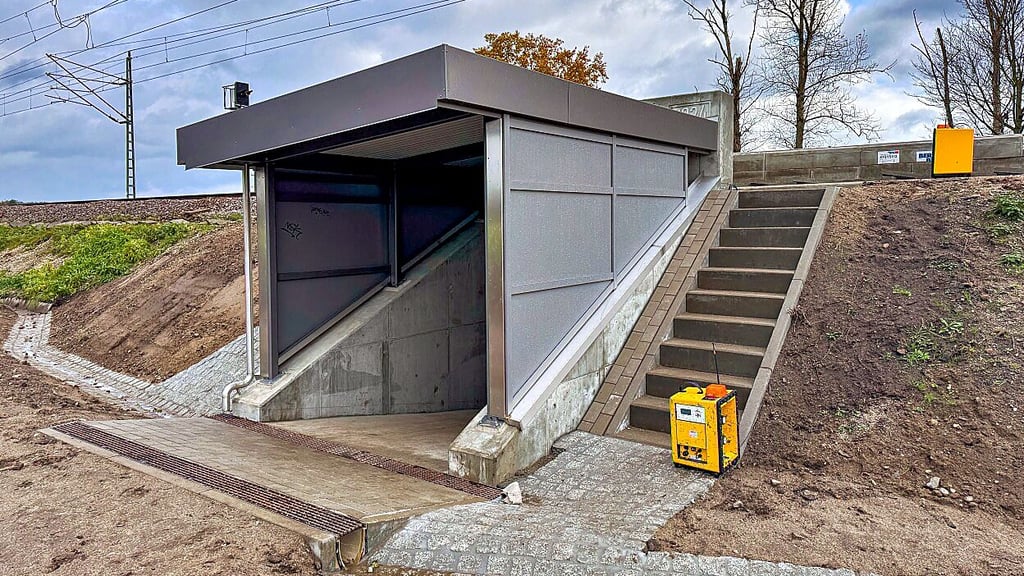 Die neue Bahnunterführung bei Radis: Eigentlich sollte sie eine sichere Querung ermöglichen – doch nach Überflutung bleibt der Weg versperrt.