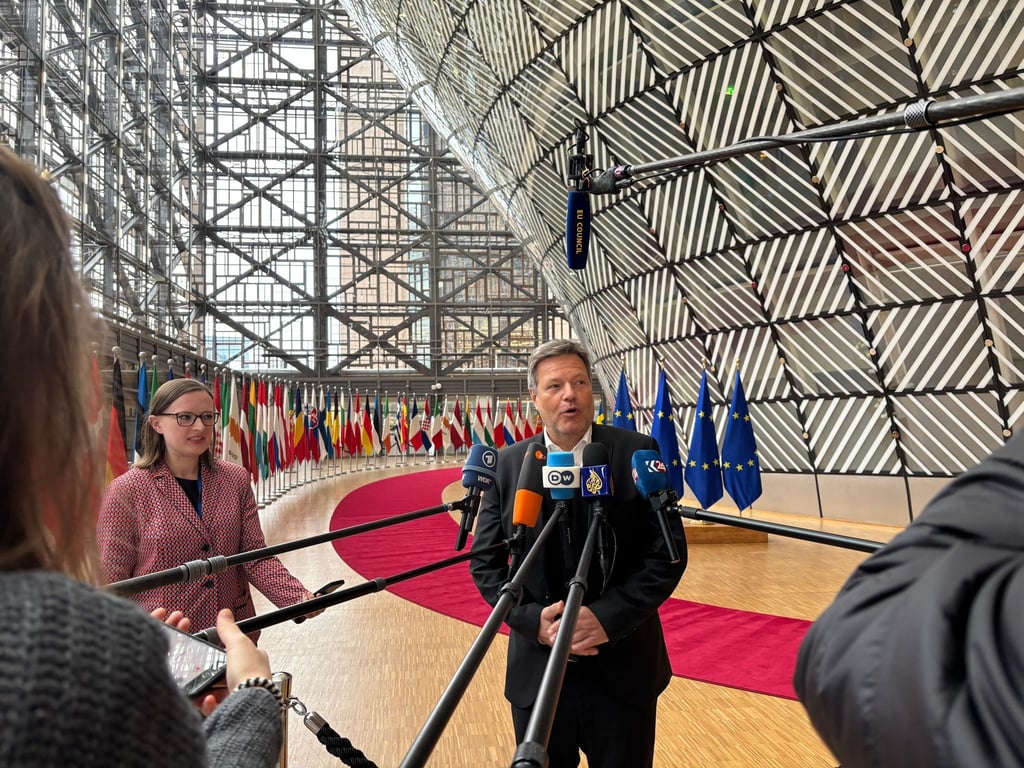 Wirtschaftsminister Robert Habeck findet, dass Brandenburgs Regierungschefs mit seinen Aussagen zu einer möglichen Rückkehr russischer Öllieferungen „völlig falsch“ liegt.