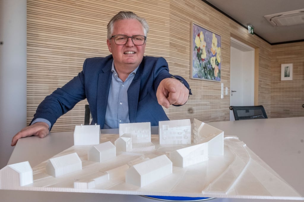 Die Richtung stimmt: Christian Zeigermann mit einem Modell der "Casa Verde", die jetzt wenigstens noch zu großen Teilen aus Holz entstehen soll.