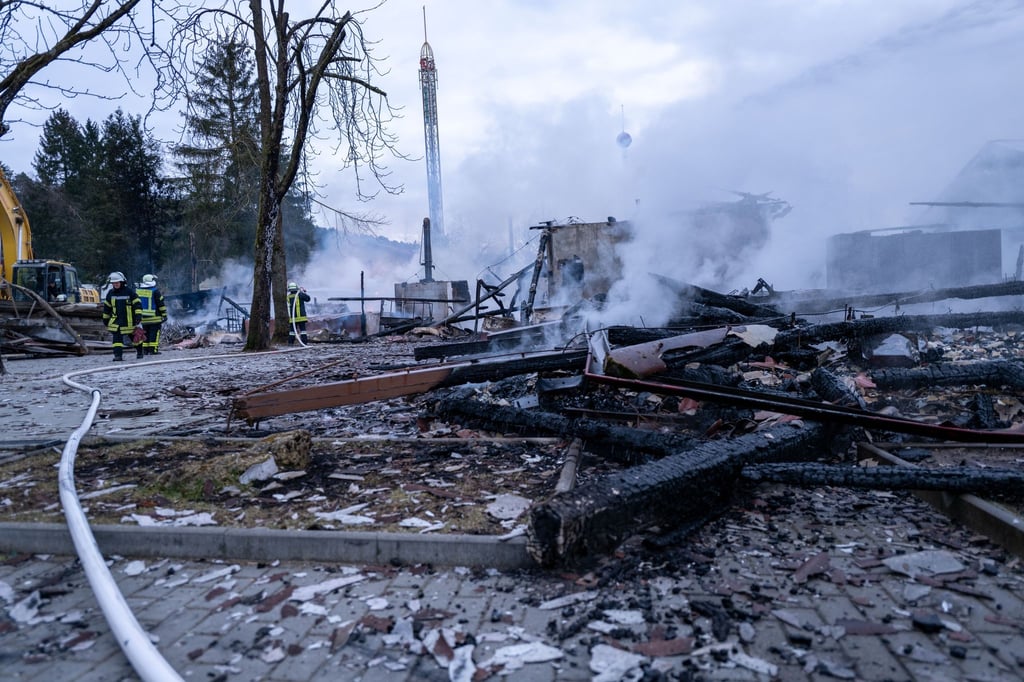 Nach dem Feuer qualmt es noch vielerorts.