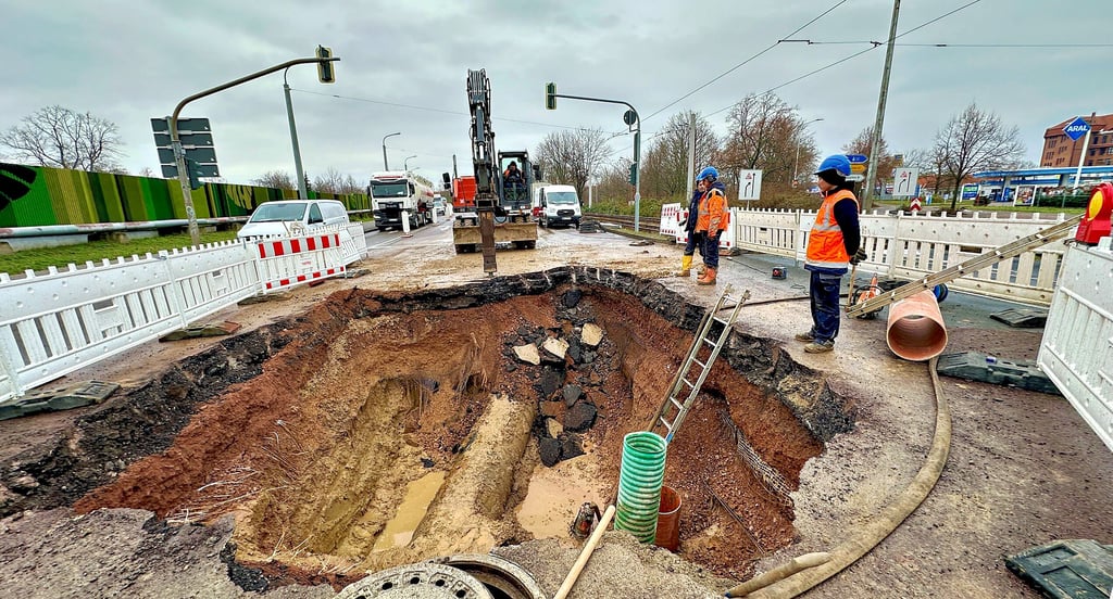 Halles größter Rohrbruch der vergangenen Jahre hatte im Dezember 2023 die Paracelsusstraße am Hermesareal absacken lassen.
