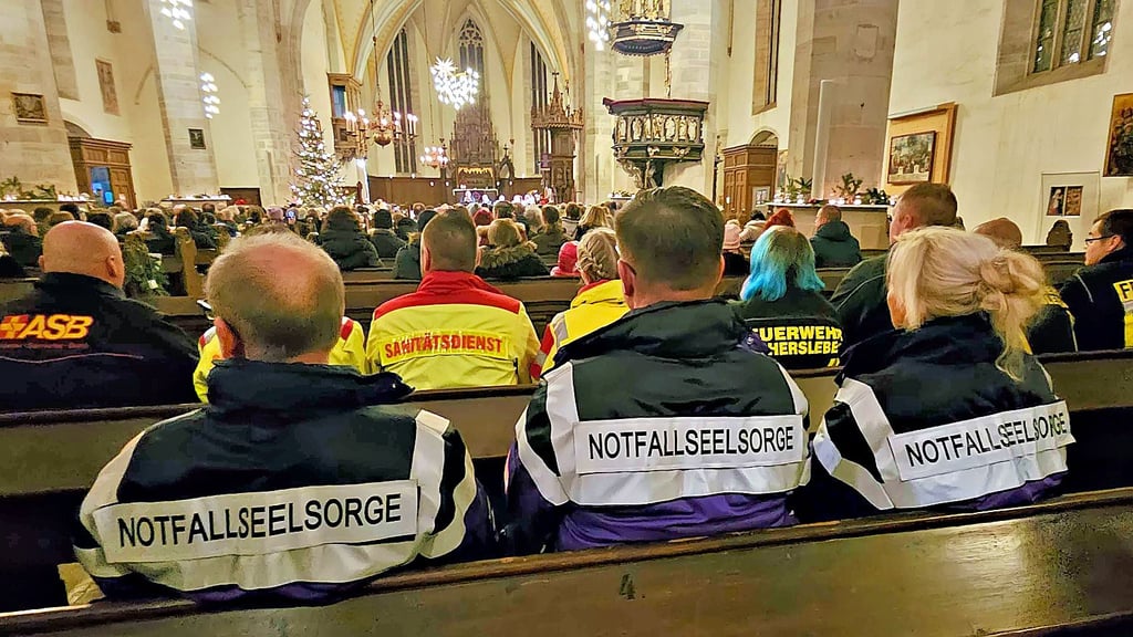 Einsatzkräfte und Helfer: Der furchtbare Anschlag auf dem Weihnachtsmarkt hat tiefe Trauer  ausgelöst. Er hat aber  gezeigt: Auch in solchen schweren Stunden stehen die Magdeburger eng zusammen. Unzählige Einsatzkräfte und freiwillige Helfer  waren sowohl bei der Ersten Hilfe als auch in den Wochen danach zur Stelle, um Betroffene zu unterstützen und die Folgen zu lindern.