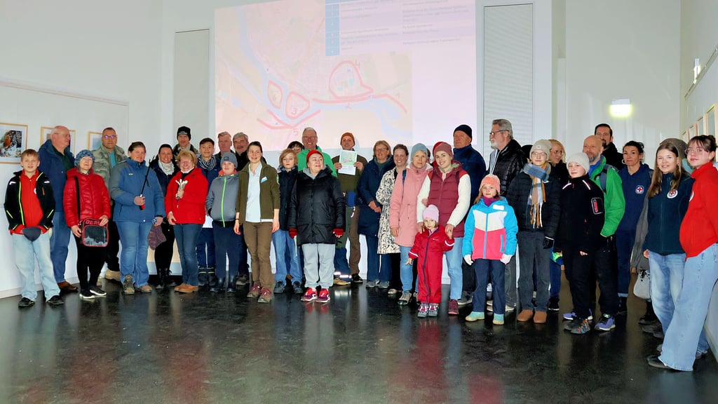 Vor dem Start zum Frühjahrsputz in Havelberg trafen sich viele Beteiligte im Haus der Flüsse. Auf einem Stadtplan wurde zu den Sammelgebieten informiert. Einige Einwohner der Domstadt waren schon in den Tagen zuvor aktiv.