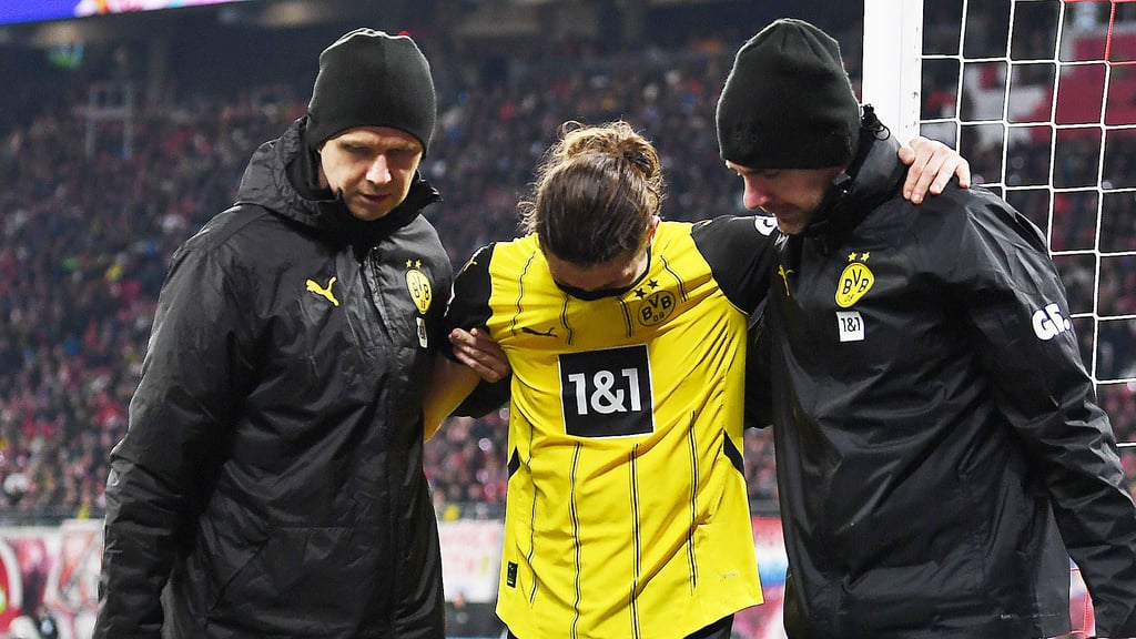 Ex-RB-Spieler Marcel Sabitzer wird vom Platz begleitet