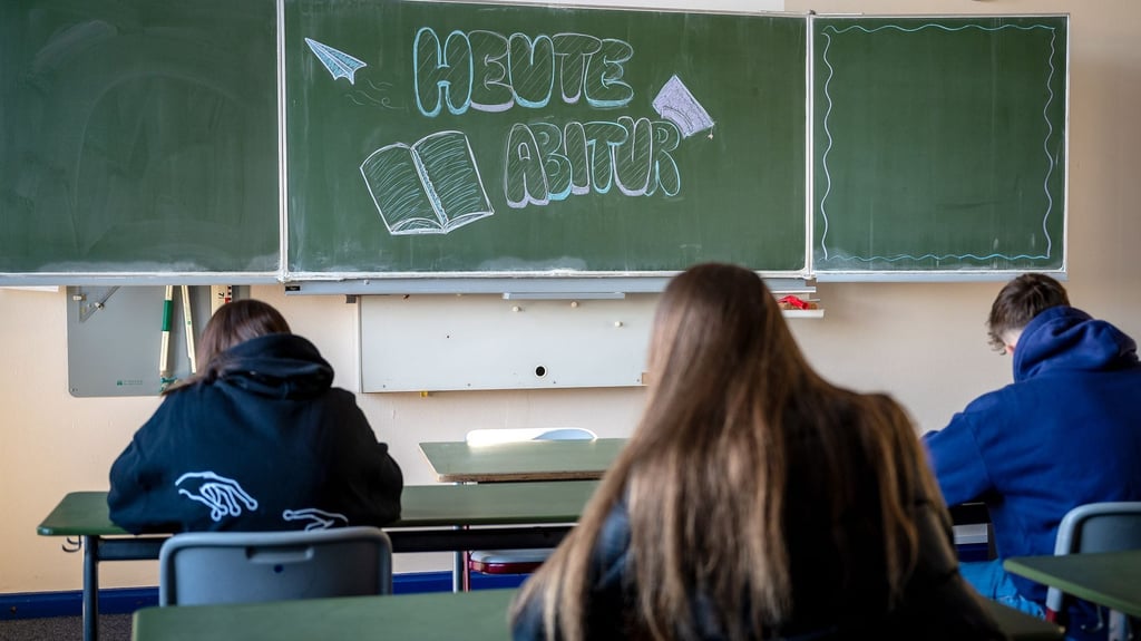 Schülerinnen und Schüler haben die schriftliche Abiturprüfung im Fach Deutsch inzwischen hinter sich. 