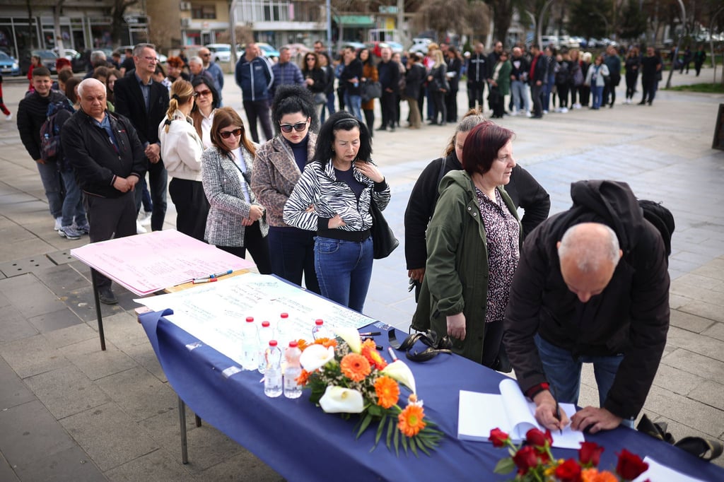 Nach der verheerenden Brandkatastrophe in der Diskothek in Kocani mit mindestens 59 Toten ist die Trauer in Nordmazedonien groß - die Menschen stehen Schlange, um sich in Kondolenzbücher einzutragen.
