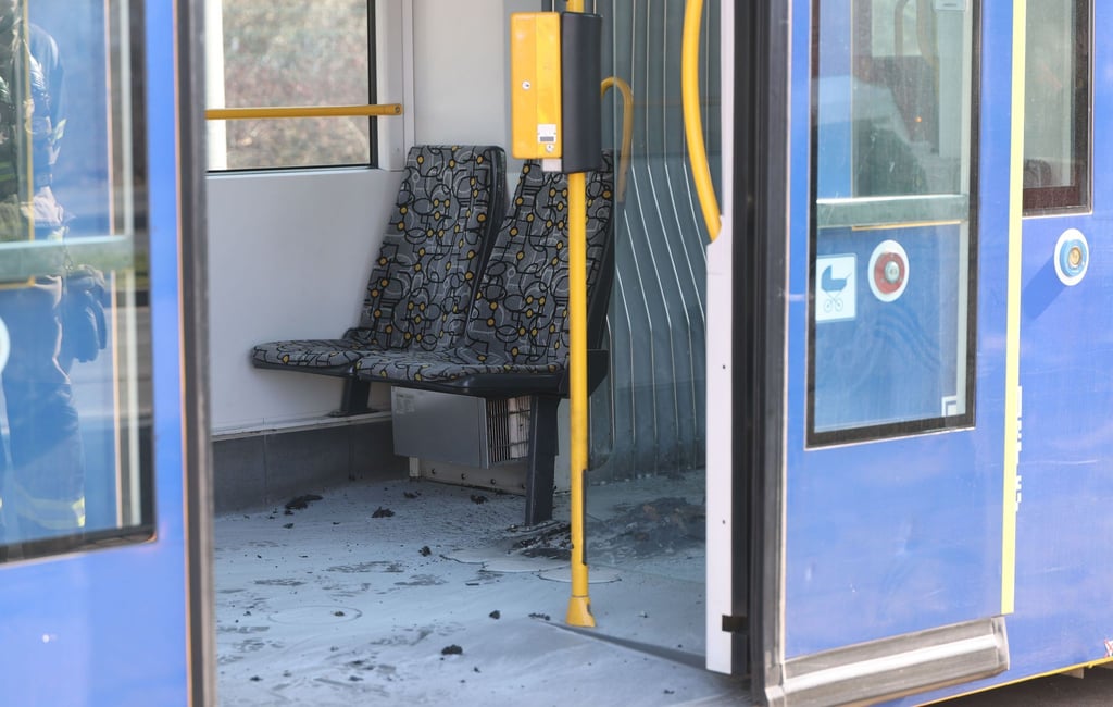 In der fahrenden Straßenbahn soll der tatverdächtige Ehemann des Opfers die Frau mit einer brennbaren Flüssigkeit überschüttet und dann angezündet haben.