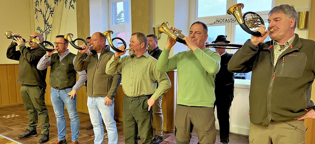 Die von Marko Braunschweig aus Kamern (rechts) geleitete Bläsergruppe der Jägerschaft Havelberg eröffnete die Jahresversammlung im Klietzer Landguthotel. Unter anderem erklang das Signal „Sammeln“.