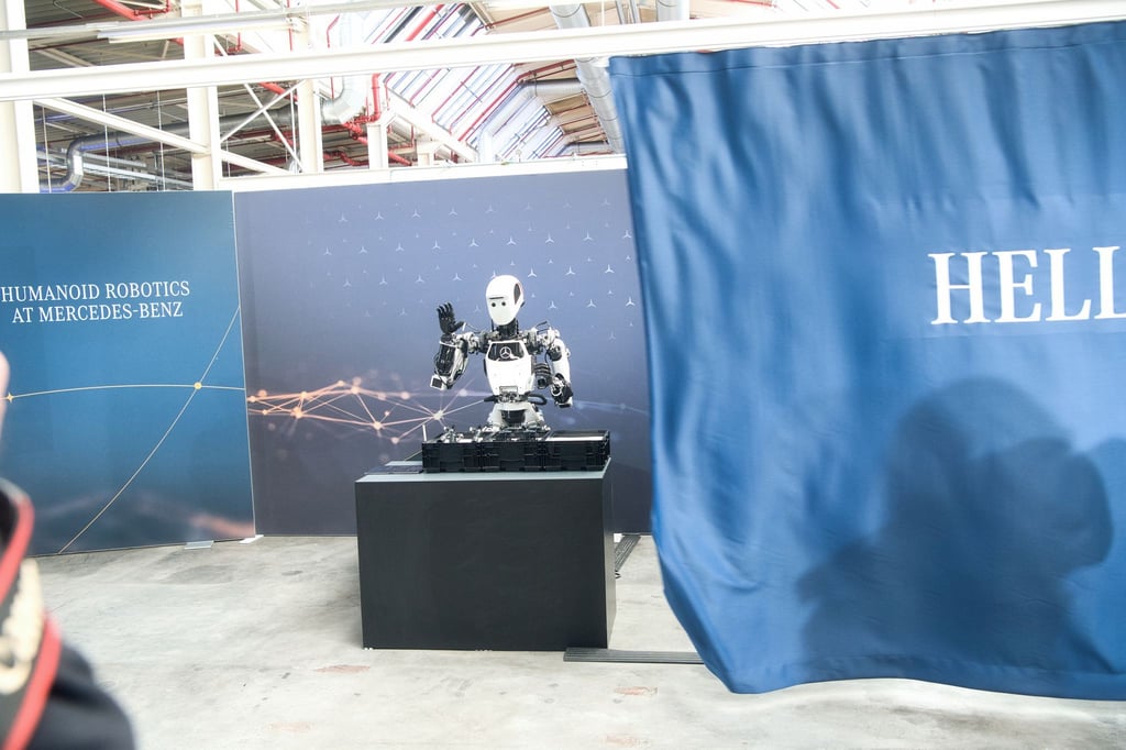 Noch wird Roboter Apollo von Menschen ferngesteuert - mittelfristig soll er bestimmte Handgriffe im Berliner Mercedes-Benz-Werk automatisch ausführen.