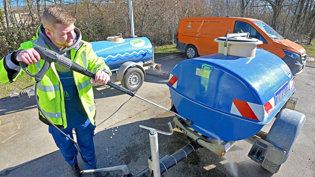 Wegen eines Rohrbruchs wird am Mittwoch zeitweise im Ascherslebener Stadtzentrum das Wasser abgestellt. Netzmonteur Cedric Becker bereitet die Wasserwagen für ihren Einsatz vor.