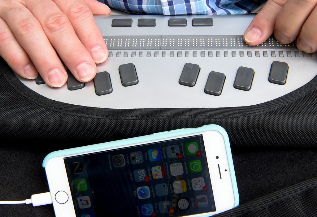 Die Nutzung von Smartphones, Bankautomaten oder anderen Dienstleistungen ist nicht immer barrierefrei möglich. (Archivbild)