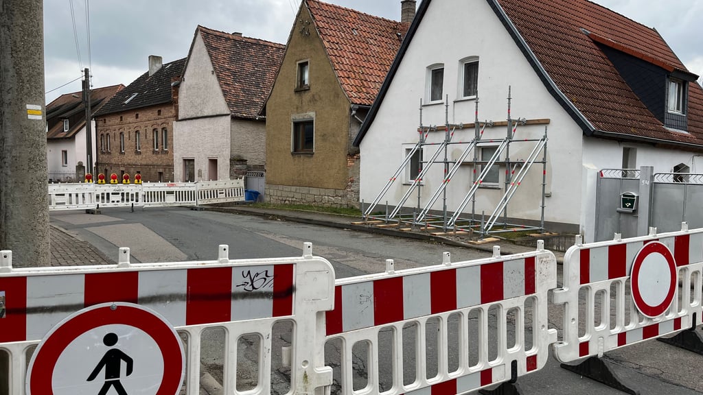 An der Giebelwand des einsturzgefährdeten Hauses wurde ein Gerüst zur Sicherung angebracht.