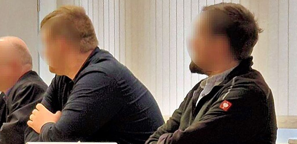 Der 22-Jährige (Mitte) musste sich wegen Körperverletzung verantworten.