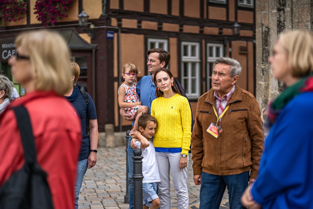Stadtführungen und kulturelle Angebote fördern Aufenthaltsdauer und -qualität.