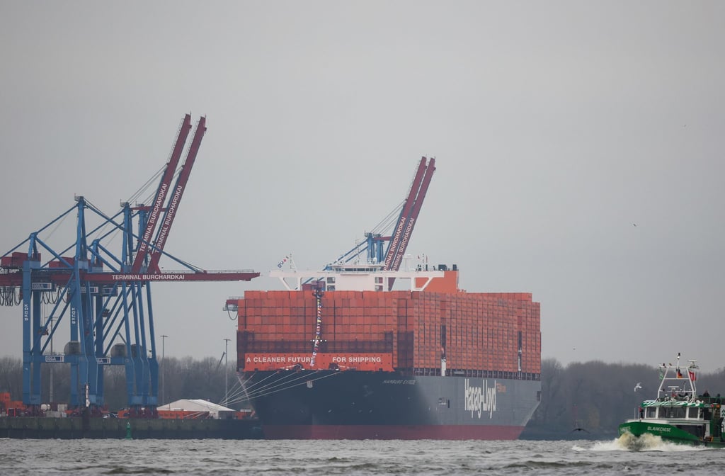 Die „Hamburg Express“ von Hapag-Lloyd fährt künftig das Containerterminal in Wilhelmshaven an. (Archivbild)